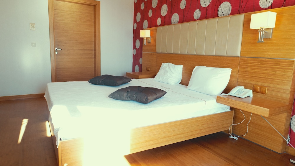 Deluxe Suite, Jetted Tub