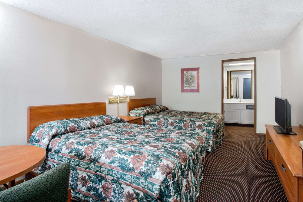 Room, 2 Double Beds - Photo 1
