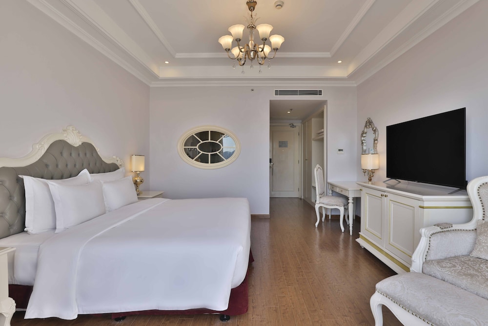 Deluxe Ocean View King Bed photo 3
