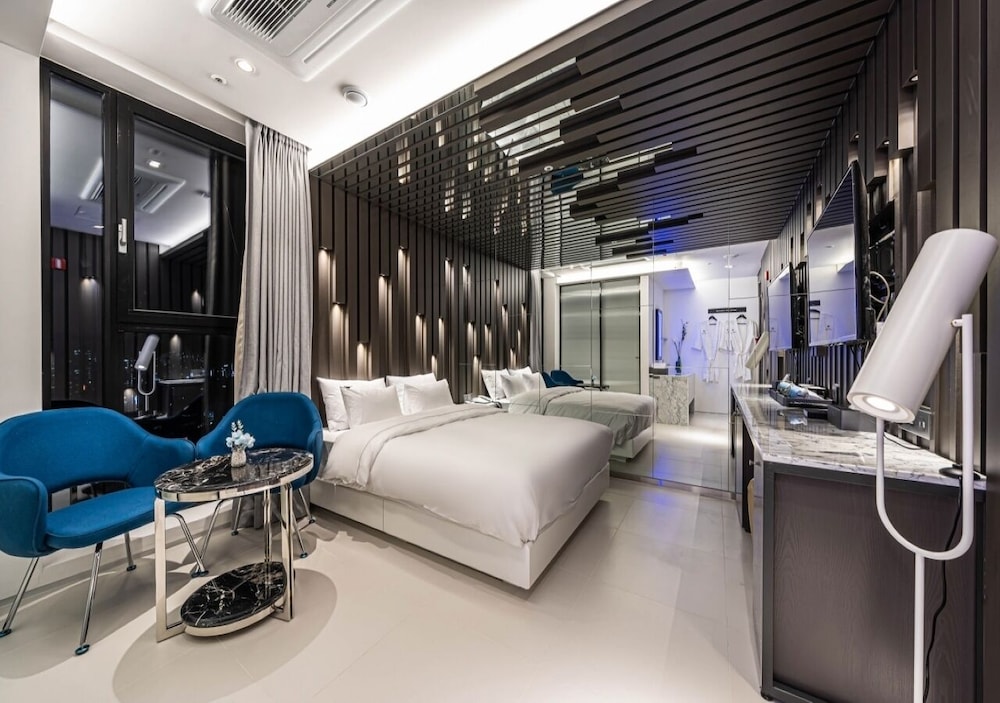 Deluxe Double Room (Netflix/ Youtube Available on TV) - Photo 13