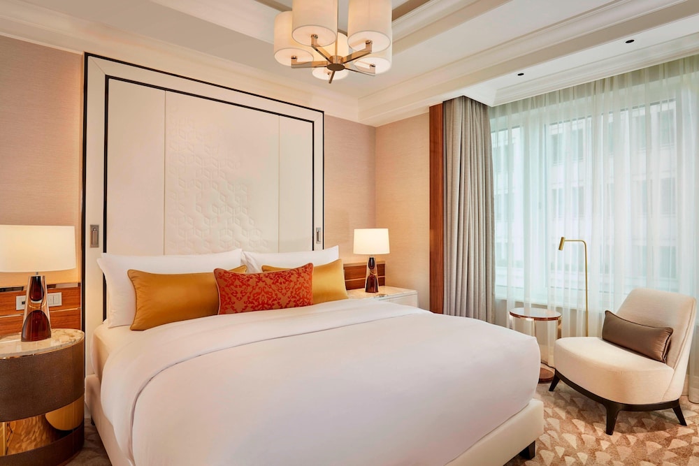 Club Suite, 2 Bedrooms (Club Lounge Access,Skyline View) thumbnail 6