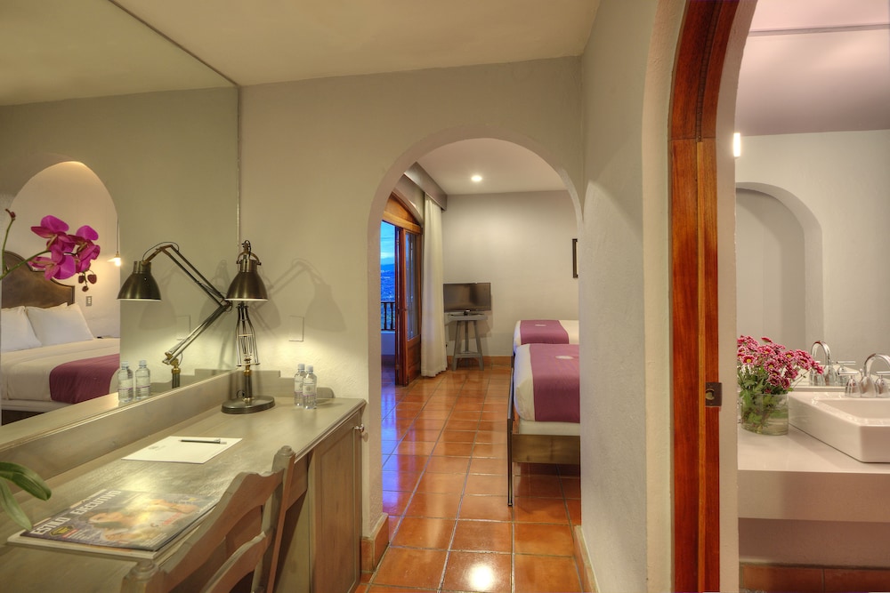 Deluxe Room, 2 Queen Beds, Balcony - Photo 1