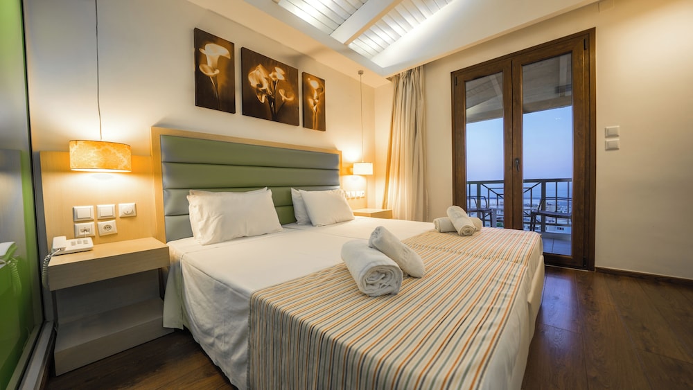 Triple Room with Panoramic Sea View thumbnail 5