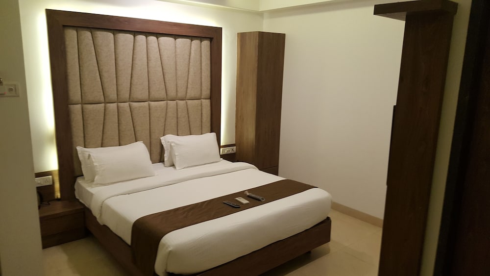 Double Room, 1 King Bed, City View photo 3