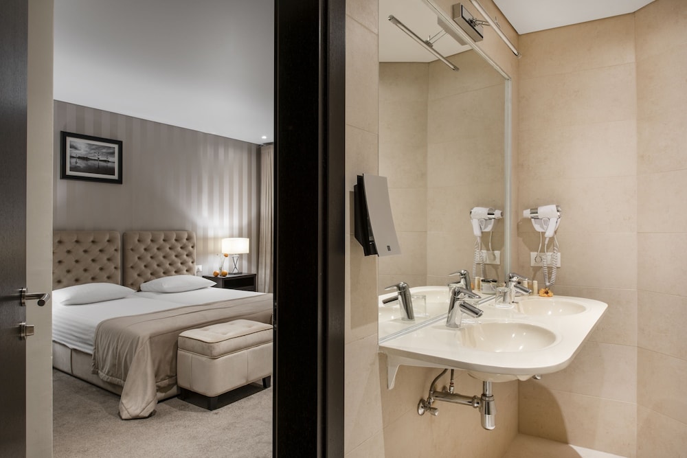 Standard Double Room (Atrium View) - Photo 4