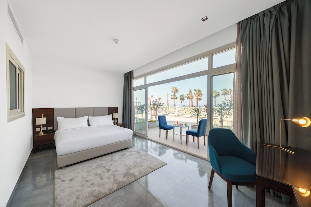 Standard Suite, 1 Queen Bed with Sofa bed, Non Smoking, Sea View - Photo 1