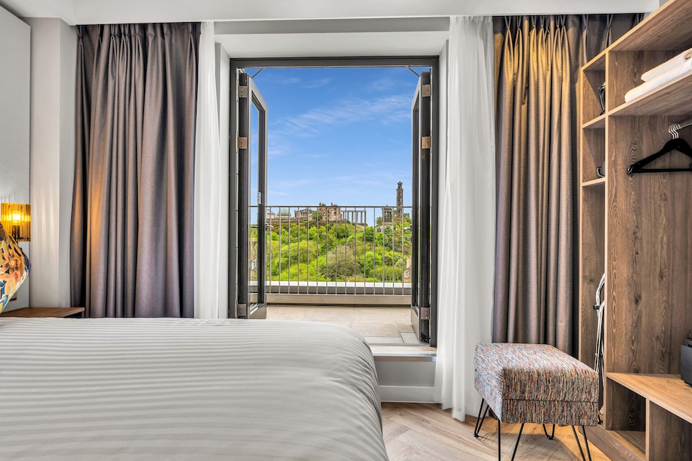 Vantage Studio with Balcony and View - Photo 8