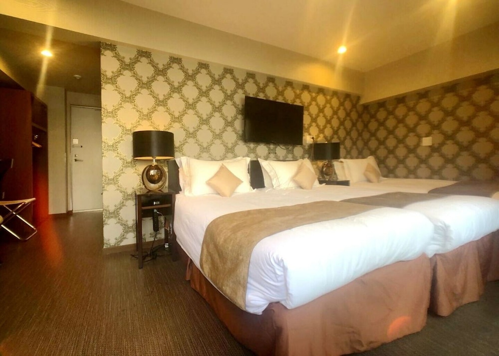 Signature Twin Room, 2 Twin Beds, Non Smoking, Refrigerator & Microwave photo 2