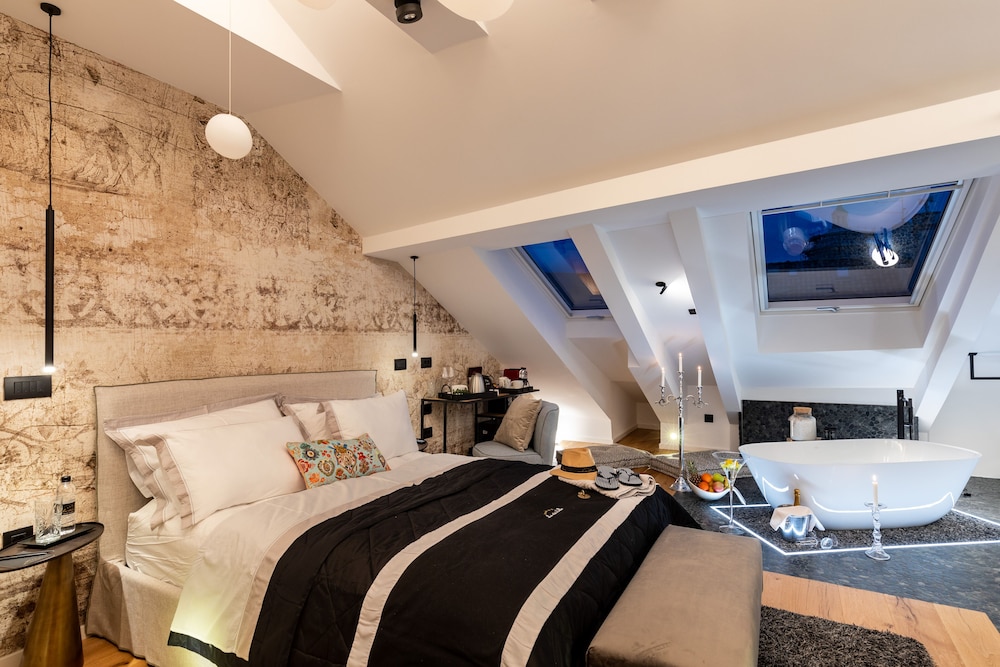 Romantic Double Room, 1 King Bed, Bathtub (on the 4th floor)