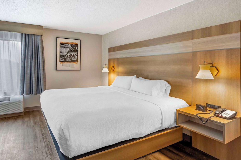 Honeymoon Suite, 1 King Bed, Non Smoking, Kitchenette (with Sofabed) - Photo 2