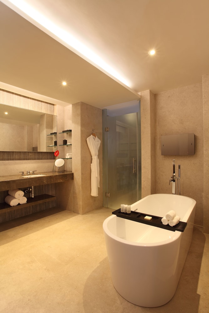 Suite, 1 King Bed photo 3