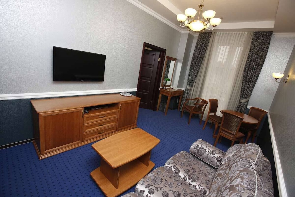 Suite, Bathtub (With Extra Sofa Bed) photo 3