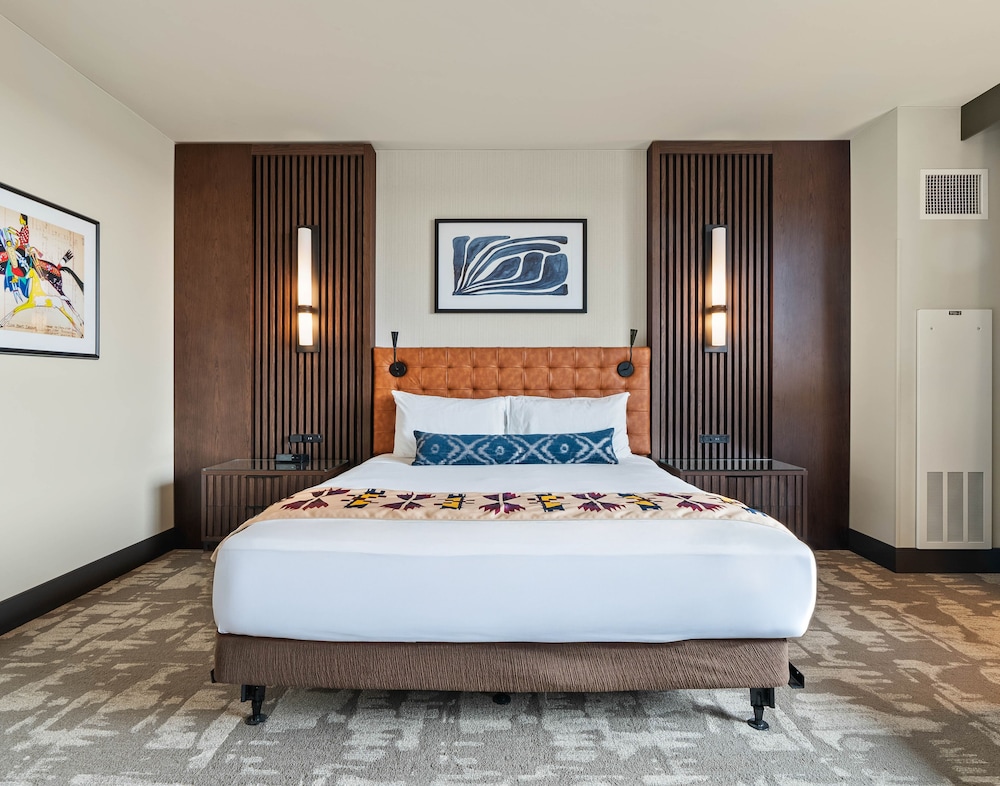 Room 1 King Bed photo 1