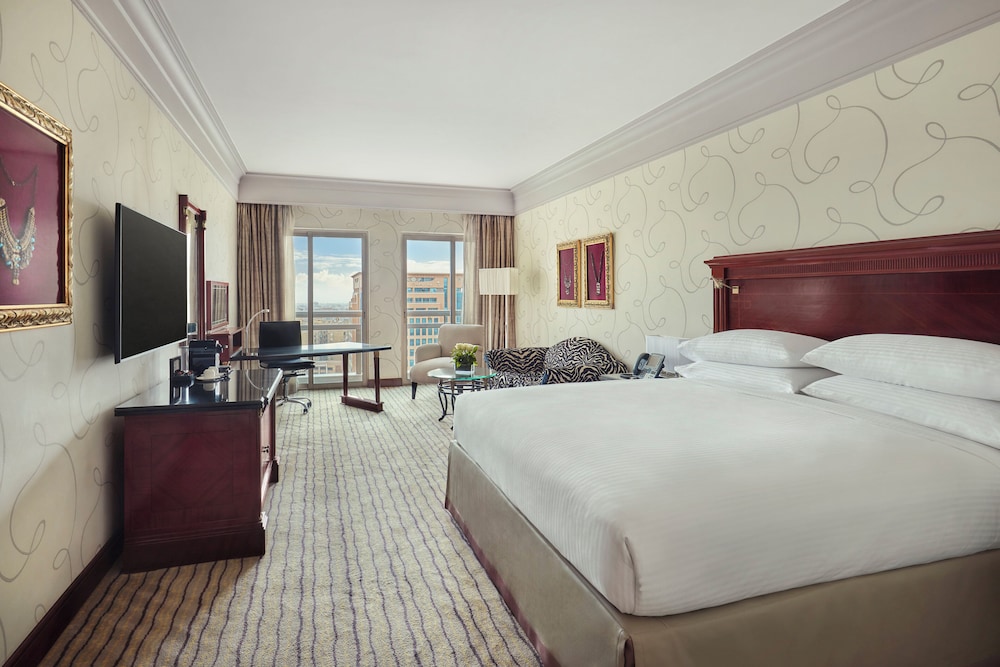 Club Room, 1 King Bed, Accessible, Smoking (Club Lounge Access)