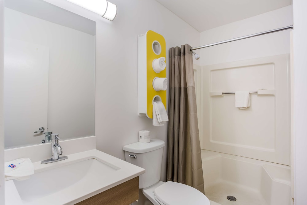 Deluxe Room, 1 Queen Bed, Smoking, Kitchenette - Photo 11