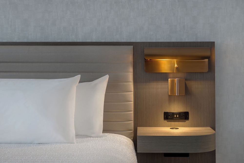 Room, 1 King Bed, Accessible (Mobility, Hearing, Roll-In Shower) - Photo 3