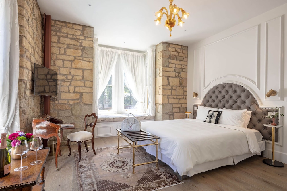 Deluxe Room, 1 King Bed, Mountain View