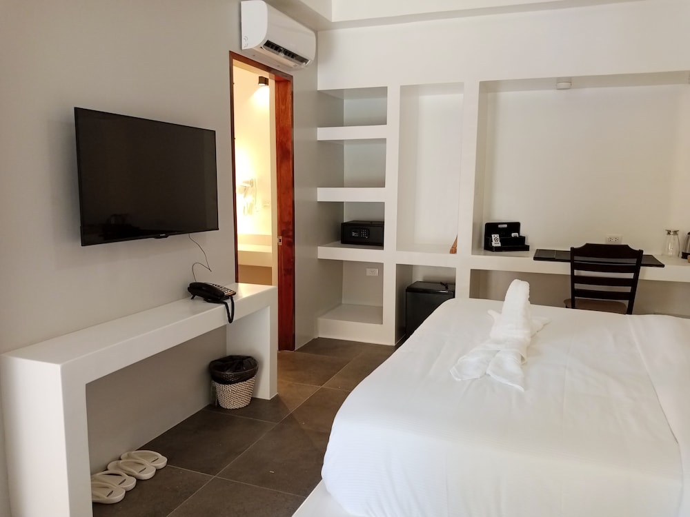 Deluxe Double Room - Photo 13