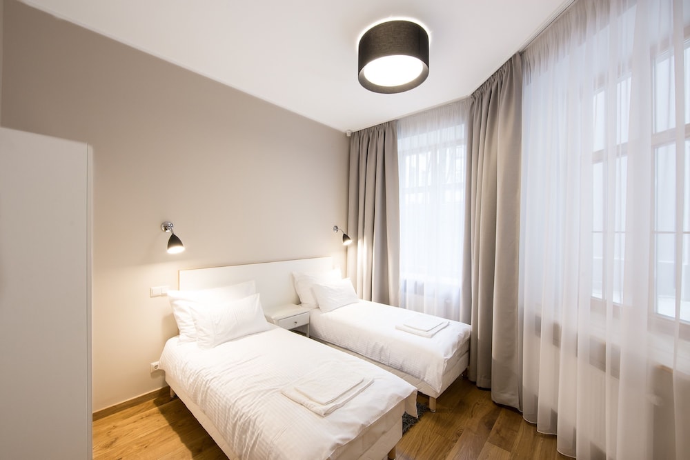 Large One- Bedroom Apartment with Bath photo 1