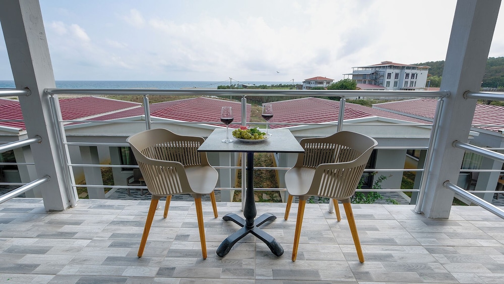 Superior Room with Balcony Sea View - Photo 9