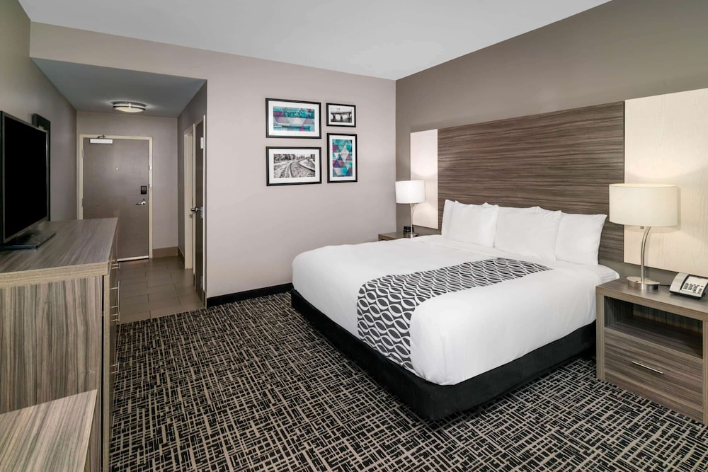 Deluxe Room, 1 King Bed, Non Smoking photo 2