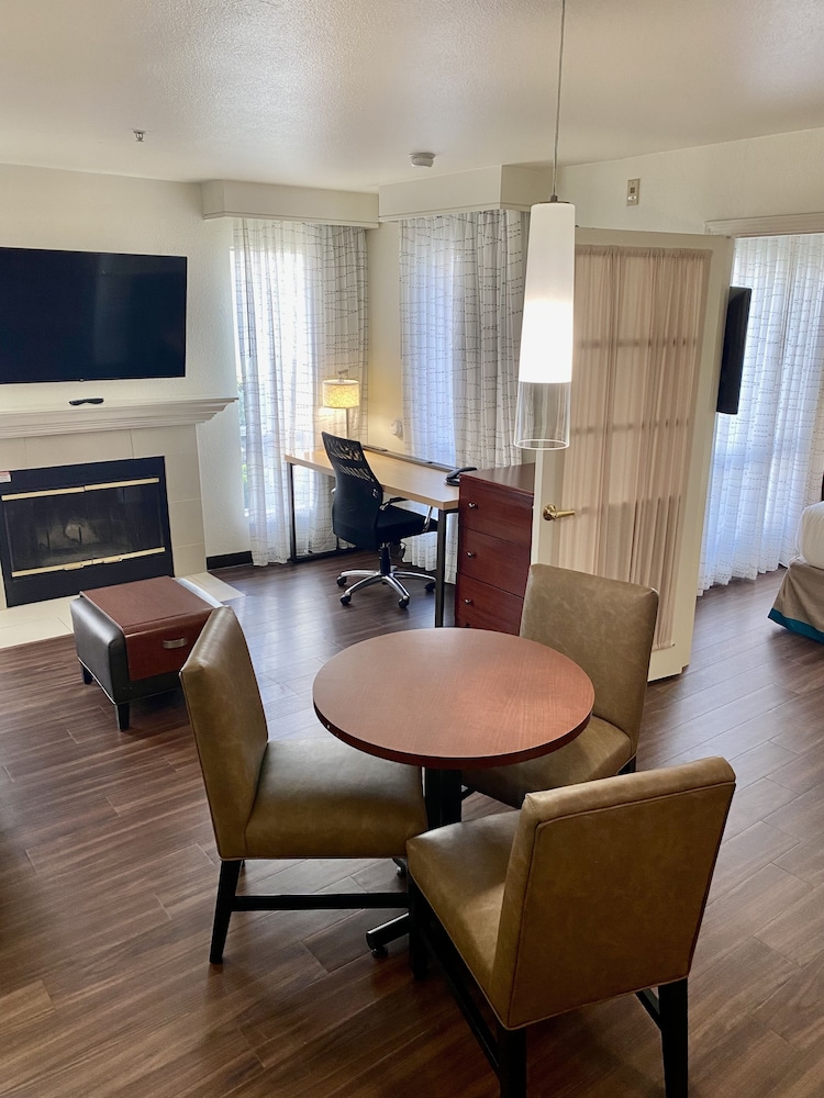 Suite, 2 Bedrooms - Photo 2