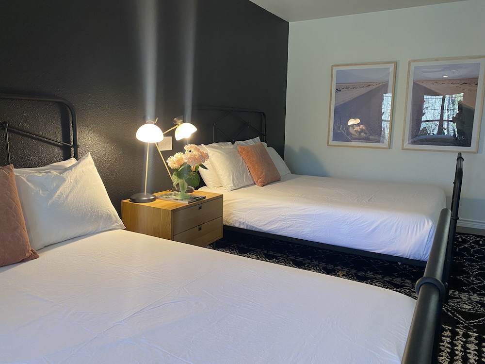 Deluxe Double Room, 2 Queen Beds photo 3
