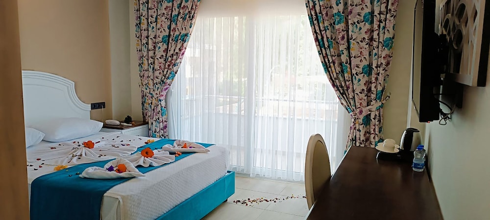 Standard Suite, Non Smoking, Sea Facing photo 1
