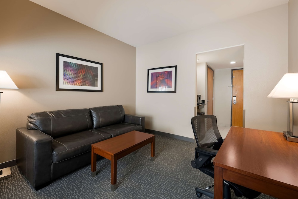 Suite, 1 King Bed, Non Smoking, Refrigerator & Microwave - Photo 1