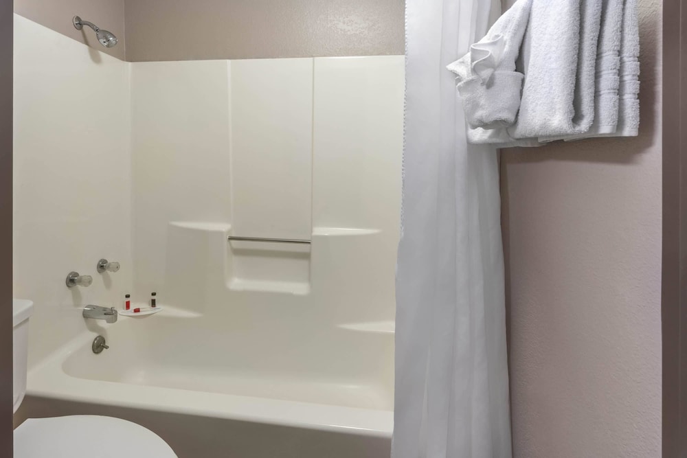 Standard Room, 1 Queen Bed (First floor room, no stairs) - Photo 4