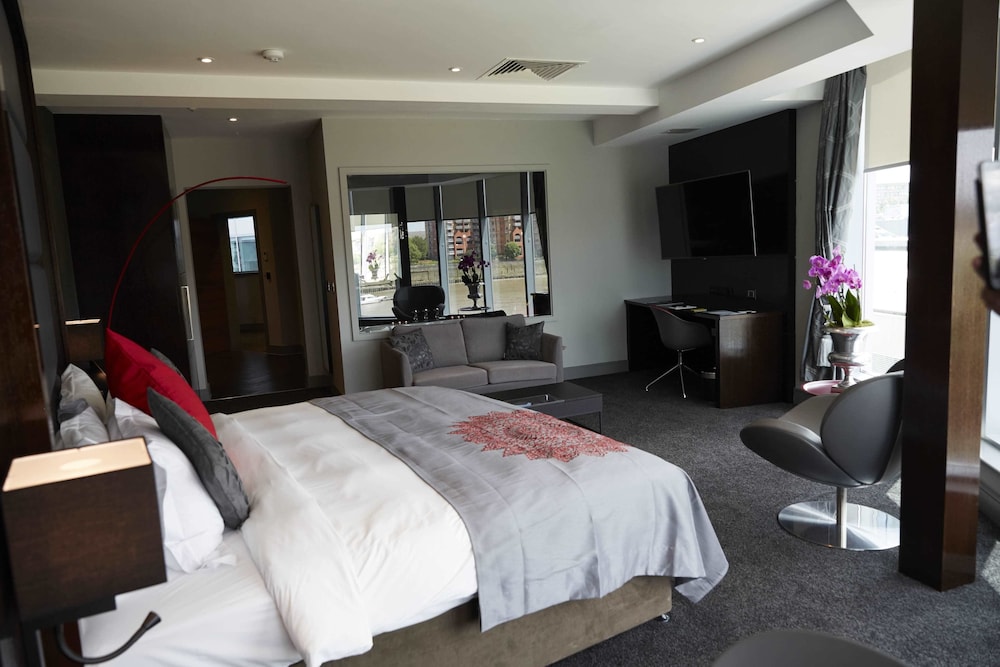 Emperor Suite, river view photo 1