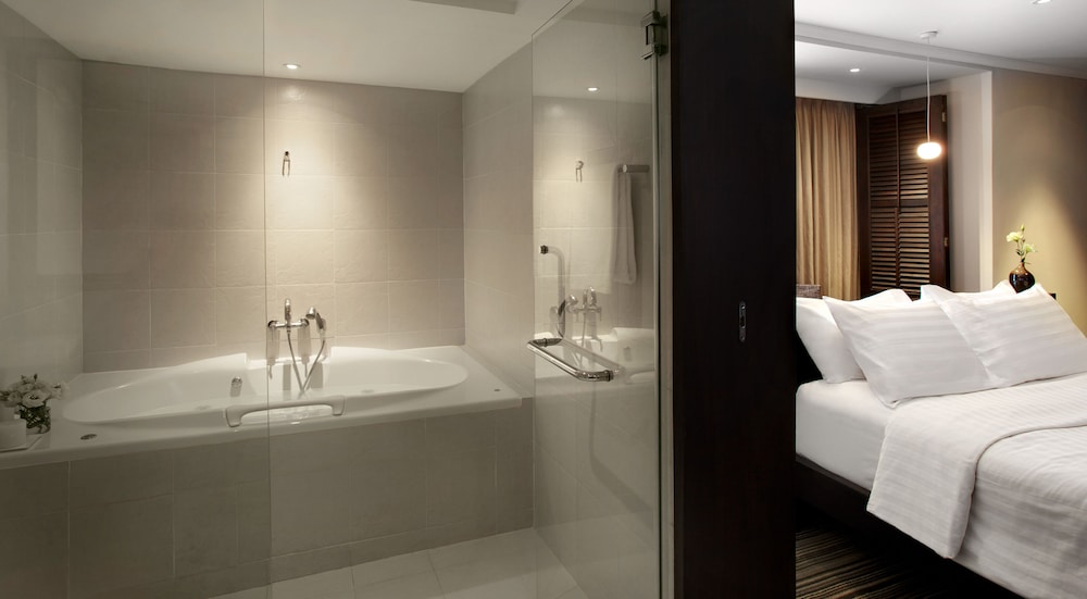 Suite Single, 1 King Bed, Jetted Tub photo 3