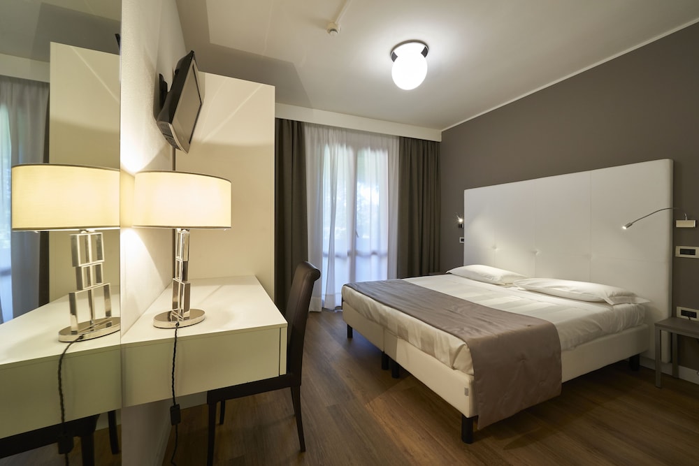 Standard Double or Twin Room photo 3