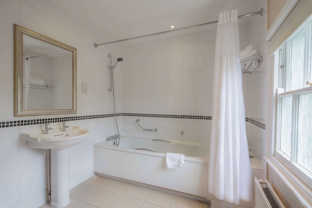 Manor House Deluxe Room with Air Con - Photo 11