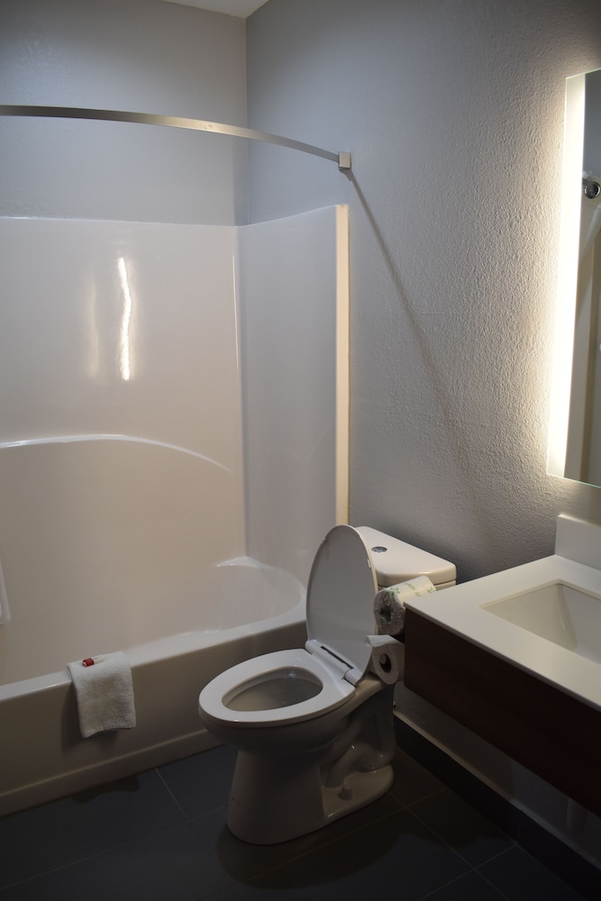 Deluxe Room, 1 Queen Bed, Non Smoking - Photo 7
