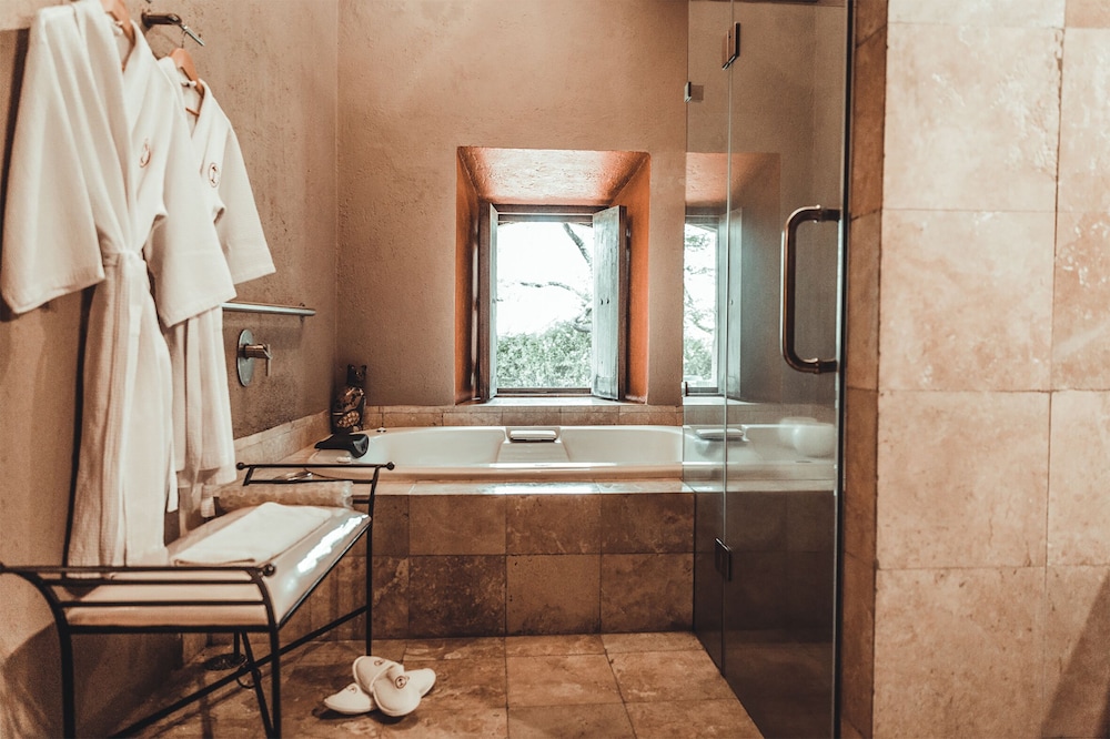 Suite, Jetted Tub (Master) photo 3