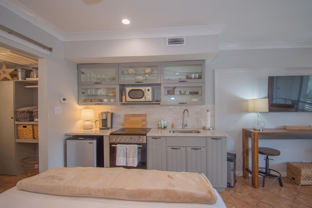 Apartment, 1 Queen Bed, Beach View photo 2