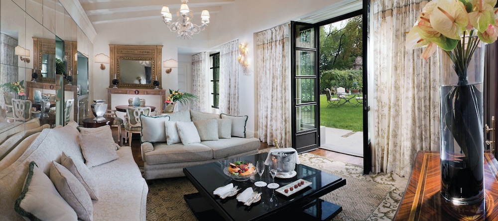 Suite, 1 King Bed (Garden)