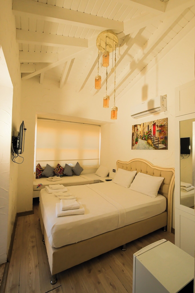 Triple Room, Pool View (Aquila) - Photo 11