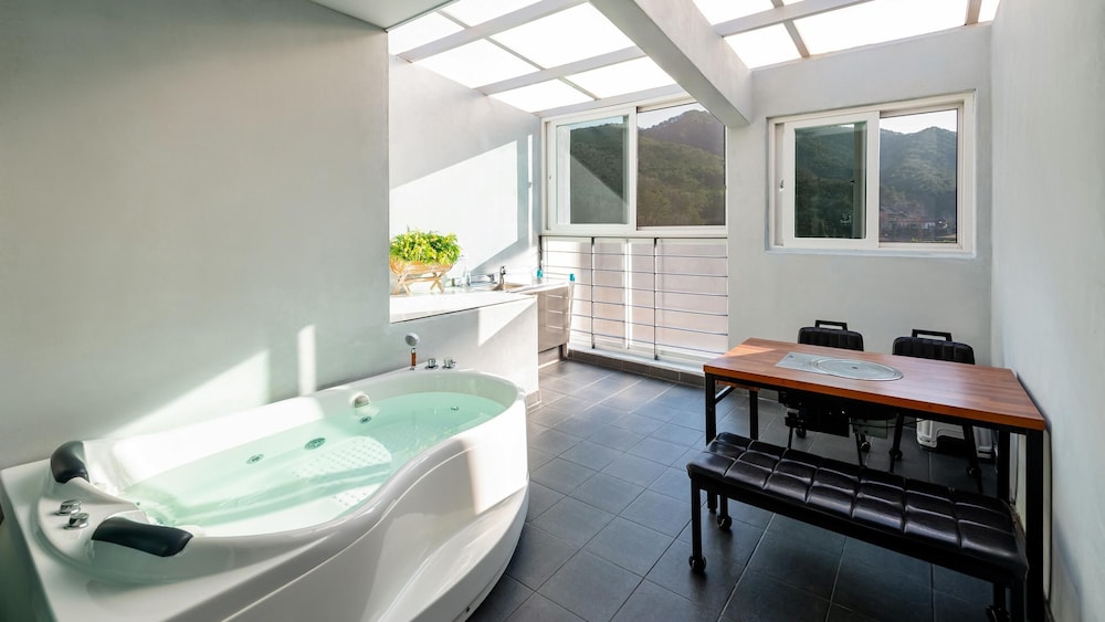Basic Room, 1 Bedroom (Room 104 (Pool Villa / Spa)) - Photo 14