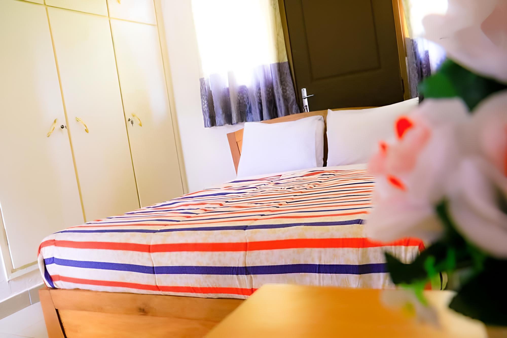Standard Room, 1 Queen Bed, Non Smoking, Garden View photo 2