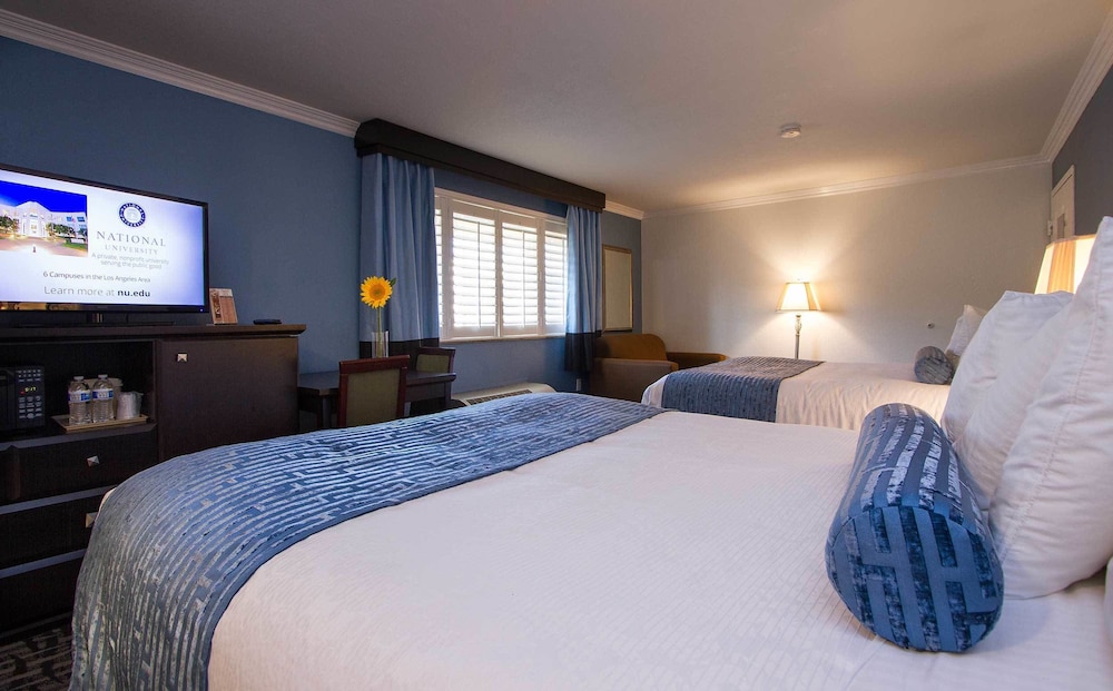Family Room (sofa bed will only accommodate children 8 years or younger) photo 2