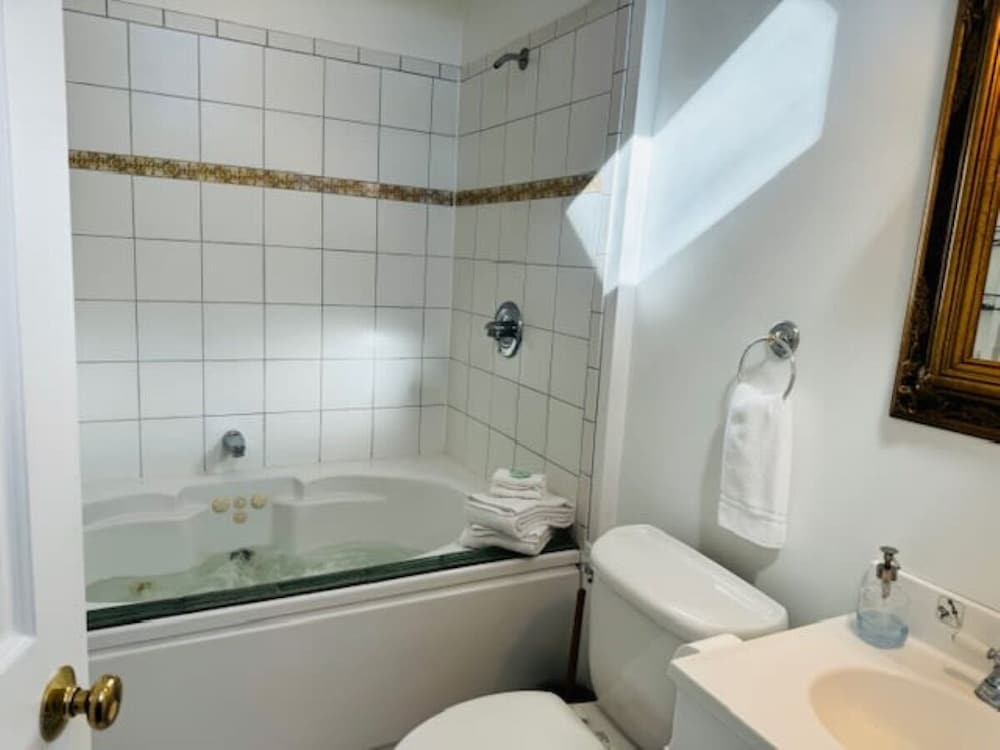 Honeymoon Studio Suite, 1 King Bed, Non Smoking, Private Bathroom photo 2
