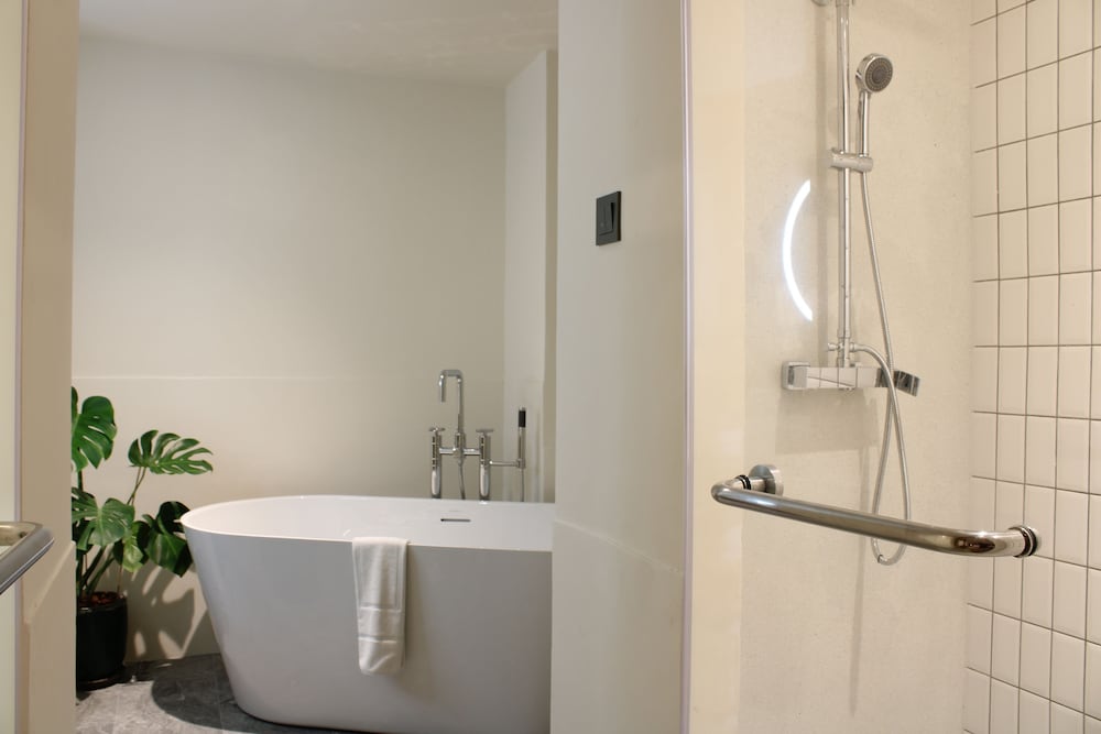 Superior Room (1 Way Airport Transfer) - Photo 8