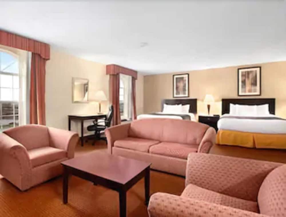 Suite (2 Queen Beds & 1 Sofa Bed) - Photo 2