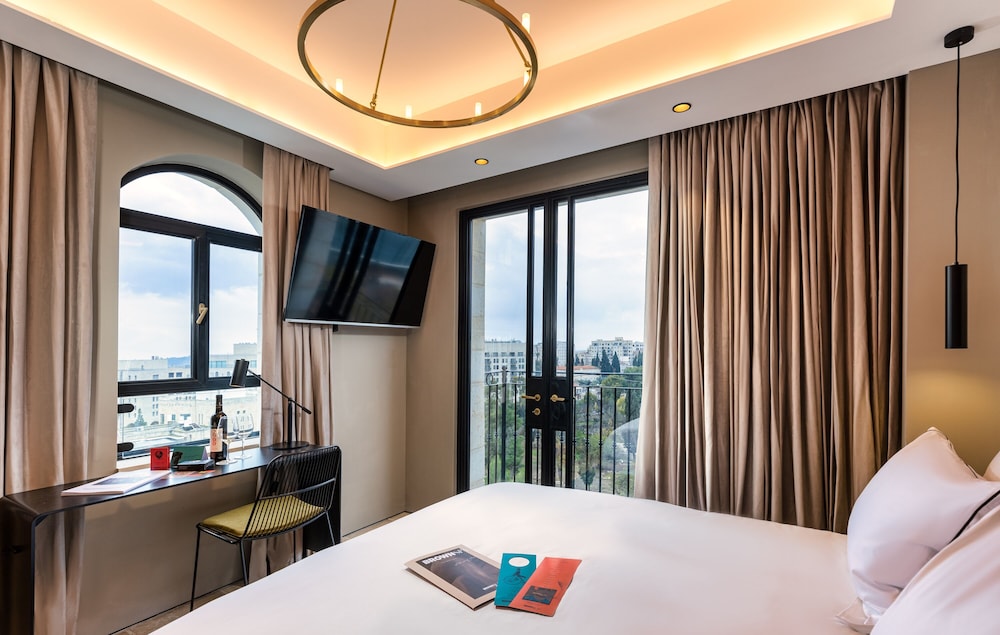 Deluxe Room with Balcony - Photo 4