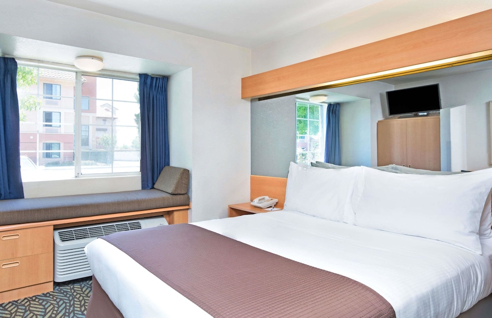 Studio Suite, 1 Queen Bed, Non Smoking - Photo 2