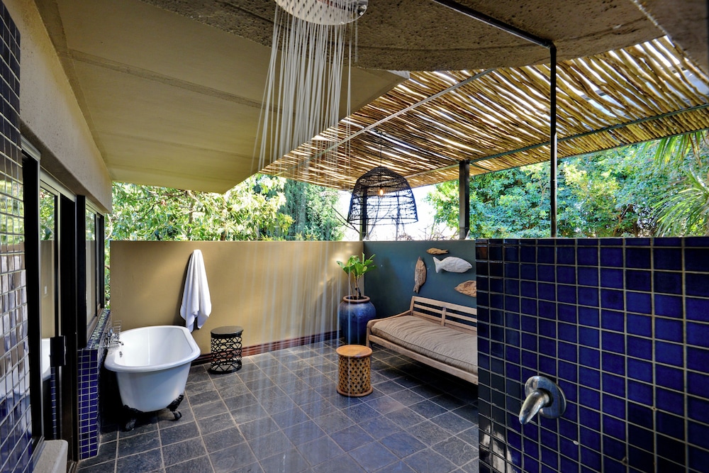 Luxury Suite with Private Jacuzzi - Photo 4