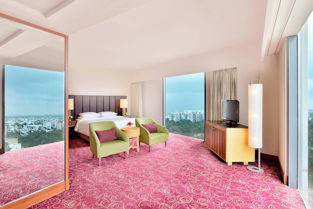 Premium Room, 1 King Bed - Photo 11