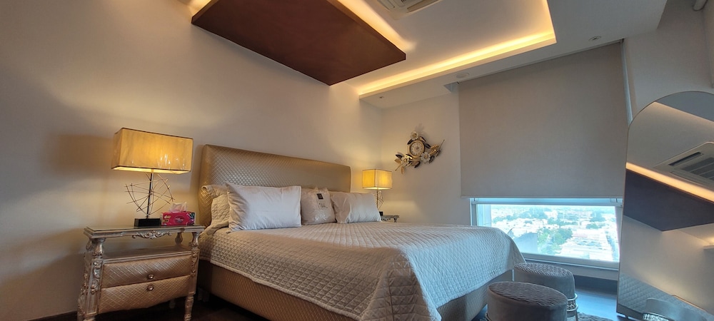 Luxury Apartment, 1 King Bed, City View